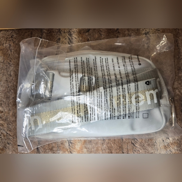 Lululemon Everywhere Belt Bag Vapor/ Gold/White NWT O/S - Picture 3 of 4